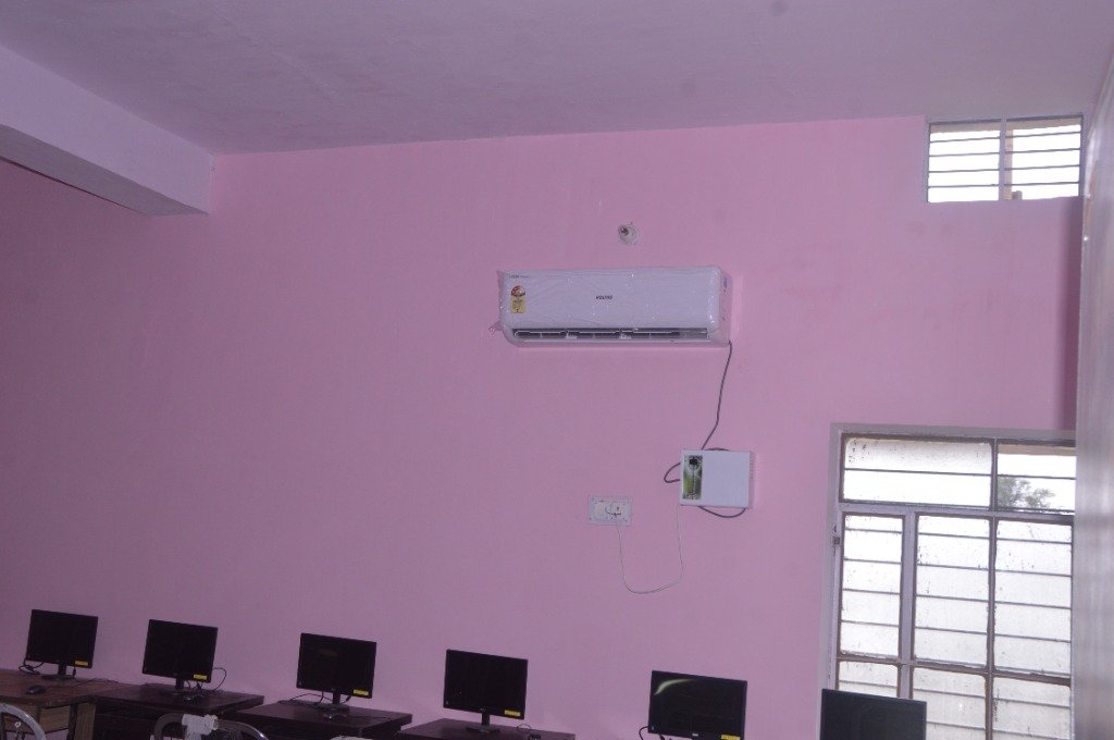Air Conditioned Computer Lab Room